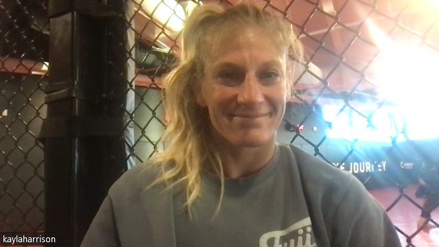 케일러 해리슨이 UFC300 대비 훈련장에서 MK스포츠 화상 인터뷰 질문을 들으며 미소 짓고 있다.