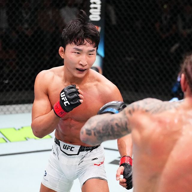 이정영이 UFC on ESPN+ 93에서 블레이크 빌더와 5분×3라운드 페더급 경기를 치르고 있다. 사진=TKO