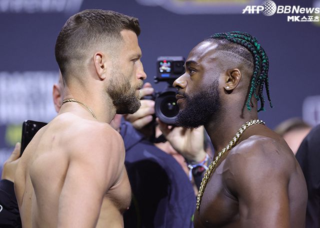 캘빈 케이터(왼쪽)와 알저메인 스털링이 UFC300 계체 행사에서 마주 보고 있다. 사진=AFPBBNews=News1