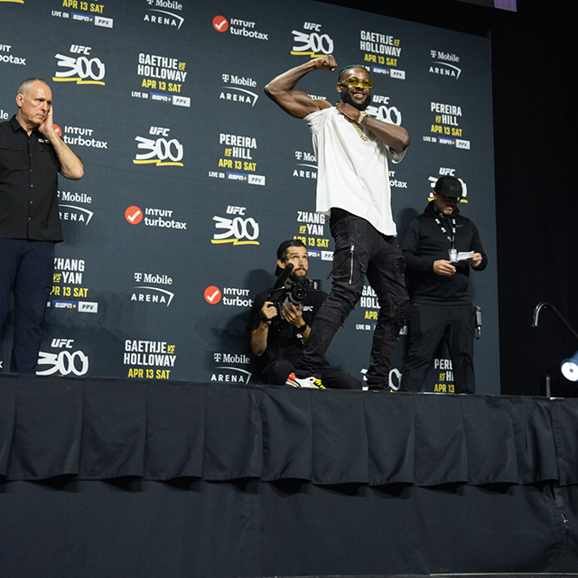 알저메인 스털링이 UFC300 홍보 행사장에서 근육을 자랑하고 있다. 사진=TKO 제공