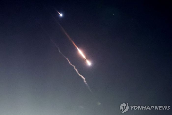 13일(현지시간) 이란이 이스라엘을 겨냥해 시리아 주재 자국 영사관 폭격에 대한 보복 공습을 개시한 당일 예루살렘 상공에서 목격된 물체. [사진출처=연합뉴스]