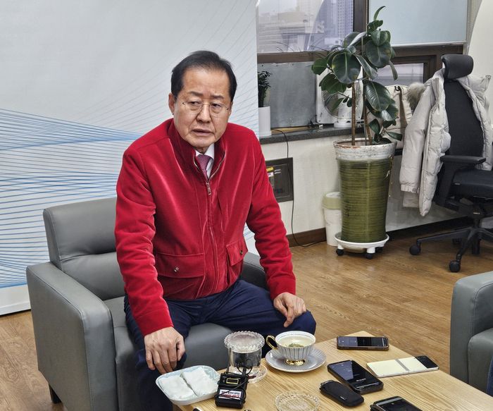 홍준표 대구시장이 지난달 5일 대구시 동인청사 기자실을 찾아 간담회를 하고 있다. [사진 출처 = 연합뉴스]