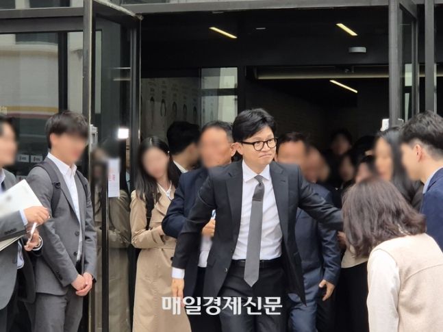 한동훈 국민의힘 비상대책위원장이 지난 11일 총선 패배에 따른 사퇴 기자회견을 한 뒤 서울 여의도 중앙당사를 나서며 관계자들과 인사를 나누고 있다. [이상현 기자]