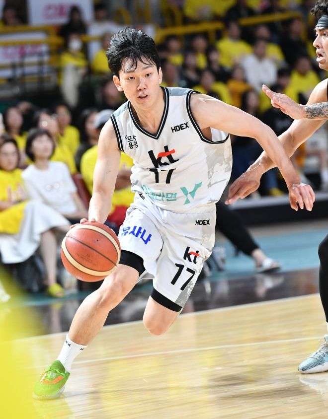 김준환은 플레이오프 데뷔 전에서 깜짝 활약과 함께 kt 대승을 이끌었다. 사진=KBL 제공