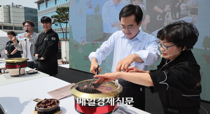 김동연 경기도지사가 19일 경기도농수산진흥원이 옛경기도청사 잔디밭에서 주최한 ‘2024 한우 그릴 페스티벌’에서 정영란 벽제갈비 마스터 그릴러와 함께 고기굽기 퍼포먼스를 펼치고 있다.[이승환 기자]