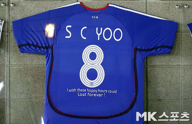 울산 HD FC가 고(故) 유상철 감독 유족의 도움으로 ‘헌신과 기억의 벽’에 전시한 요코하마 F.마리노스 시절 유 감독의 유니폼. 사진=이근승 기자