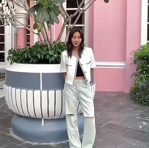 유이는 블랙 크롭 톱과 트위드 화이트 재킷을 착용해 클래식하면서도 세련된 스타일을 선보였다. 사진=유이 SNS