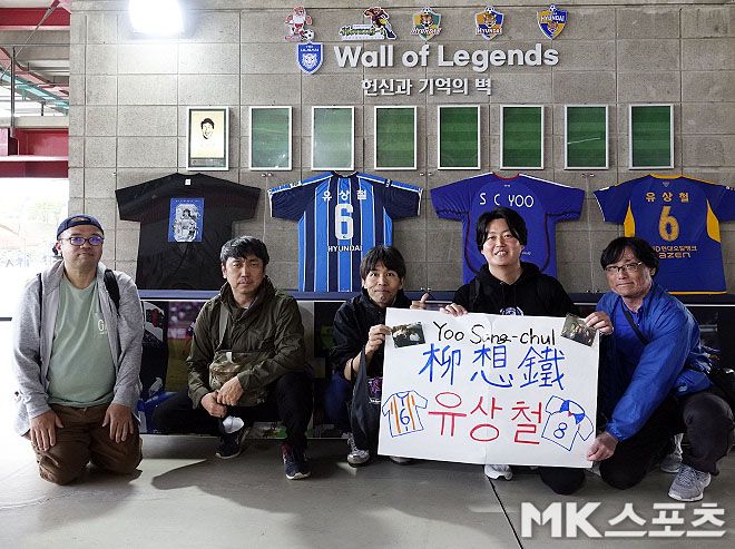 4월 17일 울산문수월드컵경기장을 찾은 노부타카 씨(사진 맨 왼쪽에서 네 번째)와 그의 지인들. 그들은 울산문수월드컵경기장에 도착하자마자 고(故) 유상철 감독의 추모 공간을 찾았다. 사진=이근승 기자