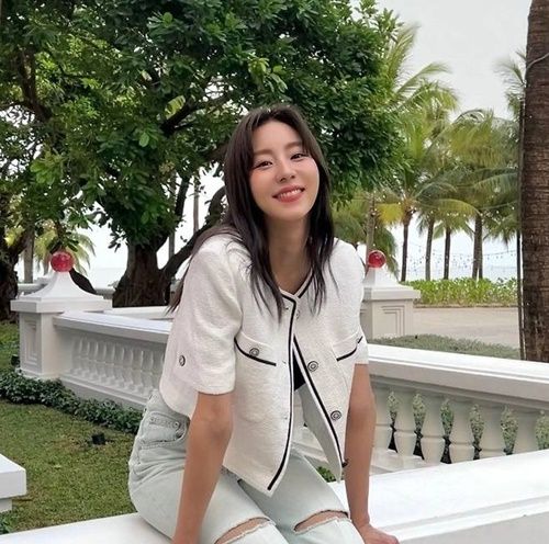 무릎 부분이 헤짐 처리된 라이트 블루 찢청 데님을 매치해 멋스러운 캐주얼룩을 완성했다는 평가다. 사진=유이 SNS