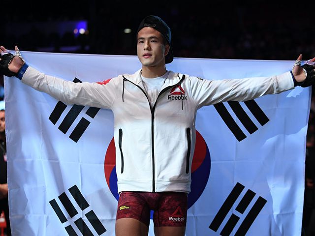 조성빈이 2019년 6월 UFC 파이트 나이트 153 페더급 경기 출전을 위해 태극기와 함께 입장하고 있다. 사진=TKO