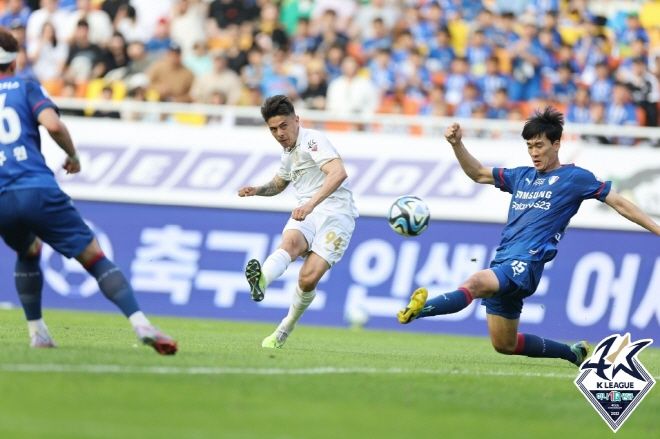 FC 서울 공격수 윌리안(사진 가운데). 사진=한국프로축구연맹