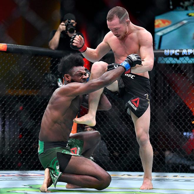 제8대 UFC 밴텀급 챔피언 표트르 얀(오른쪽)이 2021년 3월 타이틀 1차 방어전에서 도전자 알저메인 스털링한테 반칙을 범하고 있다. 사진=TKO
