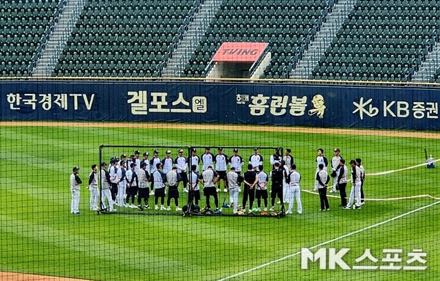 팀 미팅을 가지고 있는 두산 선수단. 사진(잠실 서울)=이한주 기자