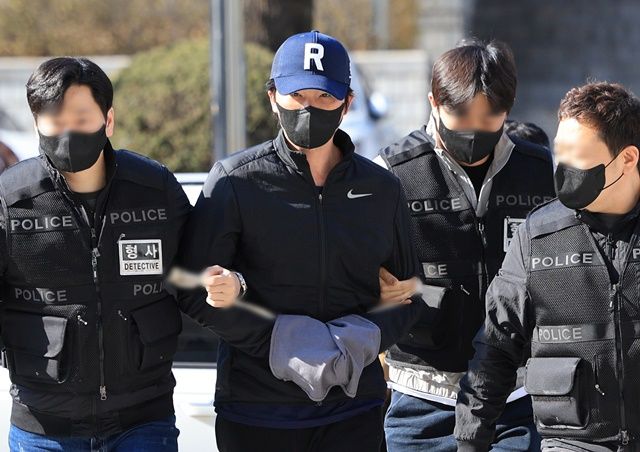 마약류관리법 위반 등 혐의를 받는 오재원이 3월 21일 오후 서초구 서울중앙지방법원에서 열린 구속 전 피의자 심문(영장실질심사)에 출석하고 있다. 사진=연합뉴스