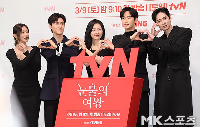 ‘눈물의 여왕’이 시청률 20%대의 벽을 넘으며 뜨거운 인기를 자랑하는 가운데, 주연 배우 김수현 김지원은 종영 인터뷰는 진행하지 않기로 했다. / 사진 = 천정환 기자