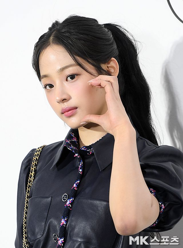 소속사 갈등이 한창 진행 중인 가운데, 예정된 패션브랜드 행사 스케줄을 소화한 민지는 자신에게 쏟아지는 다양한 시선을 있는 그대로 감내해야 했다. / 사진 = 천정환 기자.