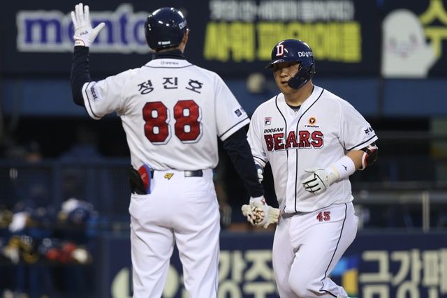 김기연이 24일 잠실 NC전에서 홈런을 친 뒤 기뻐하고 있다. 사진=두산 제공