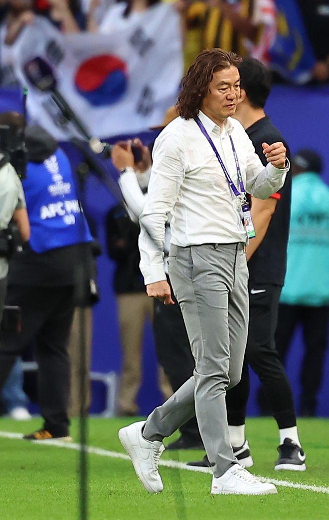 말레이시아대표팀 김판곤 감독이 제18회 아시아축구연맹 아시안컵 24강 E조 한국전 3-3 무승부 후 경기장을 나가고 있다. 사진=연합뉴스 제공