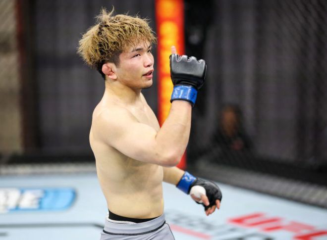 하라구치 신이 Road to UFC 시즌2 라이트급 준결승 진출 후 기뻐하고 있다. 사진=TKO