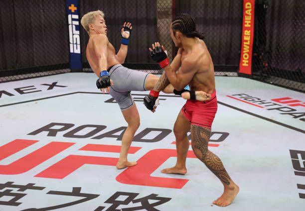 이정현(왼쪽) Road to UFC 시즌2 플라이급 토너먼트 8강전 경기 모습. 사진=TKO