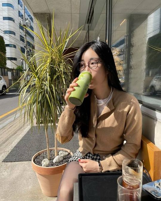 이해리가 이트 셔츠와 카멜 컬러의 카디건을 매치해 따뜻한 봄날의 세련미를 뽐냈다.사진=이해리 인스타그램