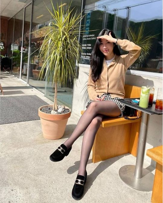 이해리가  하운드투스 체크 패턴의 쇼츠 팬츠를 입고, 검은색 스타킹과 블랙 로퍼로 우아함을 더했다.사진=사진=이해리 인스타그램