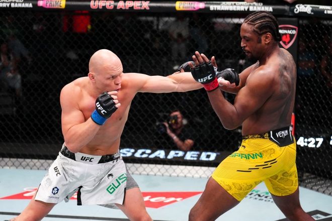 ‘황태자’ 보그단 구스코프가 UFC 라이트헤비급(93kg) 랭킹 11위 ‘슈퍼맨’ 라이언 스팬을 2라운드 3분 16초 타격 연타에 의한 TKO로 쓰러뜨렸다. 사진=UFC 제공