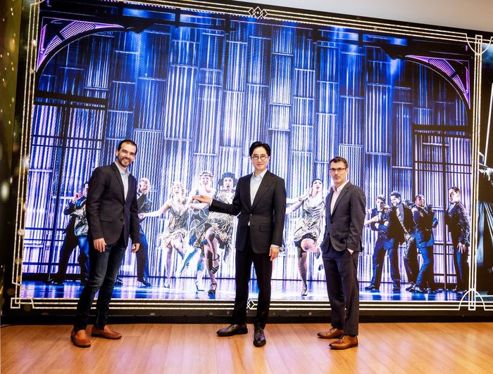 뮤지컬 ‘위대한 개츠비’의 신춘수 프로듀서(가운데), 마크 브루니 연출가(왼쪽), 제이슨 하울랜드 작곡가가 지난 26일(현지시간) 뉴욕 한국문화원에서 열린 기자간담회에서 위대한 개츠비 내용을 소개하고 있다. <사진=오디컴퍼니>