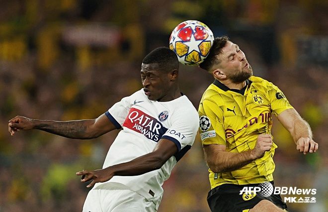 헤딩 경합 중인 누노 멘데스-니클라스 퓔크루크. 사진(독일 도르트문트)=ⓒAFPBBNews = News1