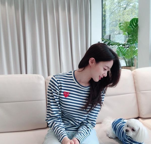 최근 KBS1 일일드라마 ‘수지맞은 우리’ 속 정신건강의학과 전문의이자 섭외 1순위 방송인 진수지로 안방극장과 만나고 있는 함은정에게 ‘수지맞은 일’보다 더 행복하게 만들어 주는 주인공이 있다. / 사진 = 함은정