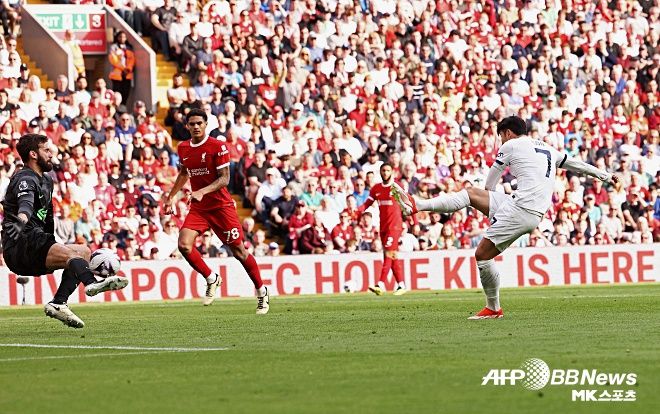 슈팅을 시도하는 손흥민. 사진(잉글랜드 리버풀)=ⓒAFPBBNews = News1