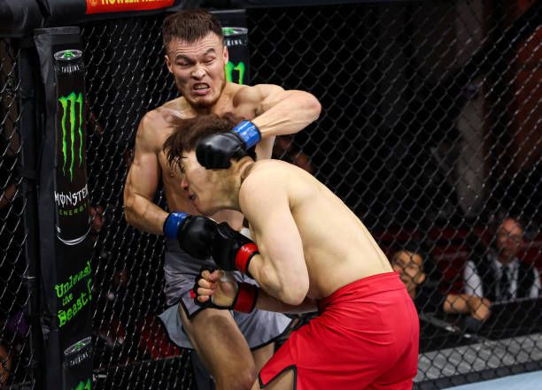 바하터보레이 바터보라티(왼쪽), 기원빈 Road to UFC 시즌2 라이트급 준준결승. 사진=TKO