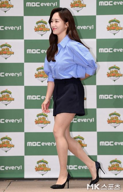 김선신 아나운서가 파란색 줄무늬 셔츠와 검은색 미니스커트를 매치하여 세련되고 현대적인 패션 감각을 선보였다. 사진=천정환 기자