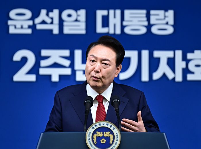 윤석열 대통령이 9일 서울 용산 대통령실에서 열린 윤석열정부 2년 국민보고 및 기자회견에서 기자들의 질문에 답하고 있다. [이승환 기자]