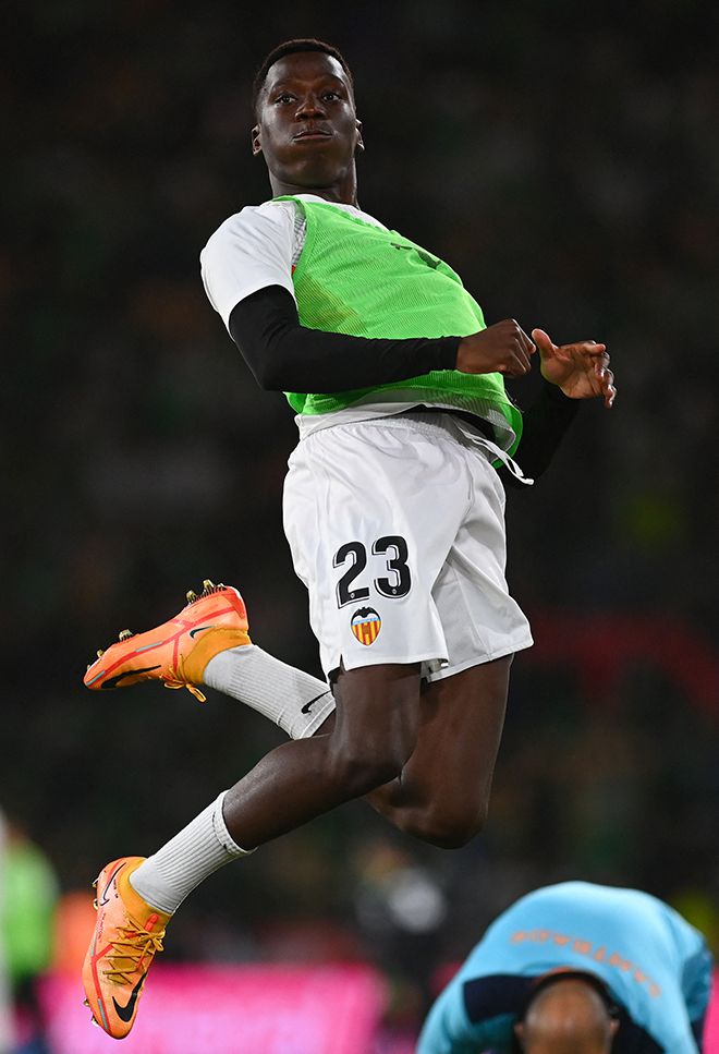 모리바 쿠루마가 2021-22 스페인축구협회 컵대회(국왕컵) 결승에서 발렌시아 소속으로 레알 베티스를 상대하기 위해 몸을 풀고 있다. 사진=AFP=연합뉴스 제공