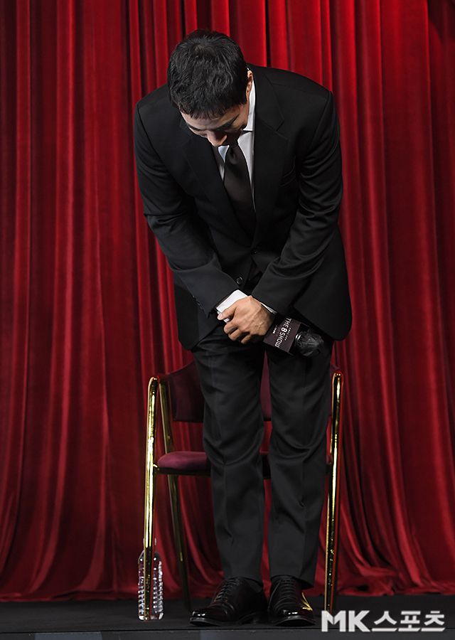 해명과 사과의 장이었다. 작품에 대한 이슈보다도 열애설 대응에서부터 음주운전까지, 각자의 이유로 논란의 중심에 오르며 지탄받았던 류준열과 배성우가 결국 고개를 숙였다. / 사진 = 천정환 기자