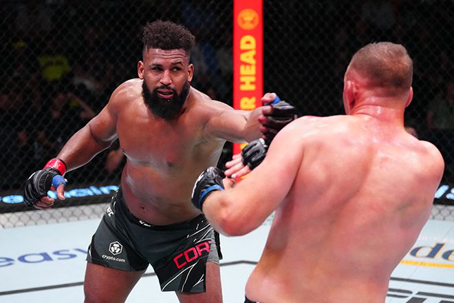 왈도 코르테스아코스타(왼쪽)가 2022년 10월 UFC on ESPN+ 71에서 주먹으로 공격하고 있다. 사진=Getty Images=연합뉴스 제공