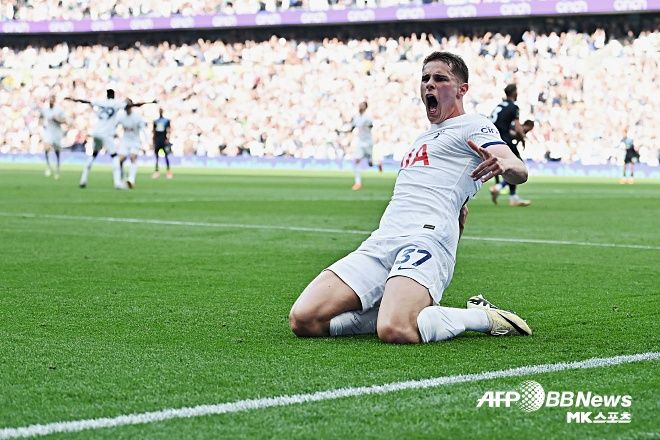 득점 후 포효하는 미키 반더벤. 사진(잉글랜드 런던)=ⓒAFPBBNews = News1