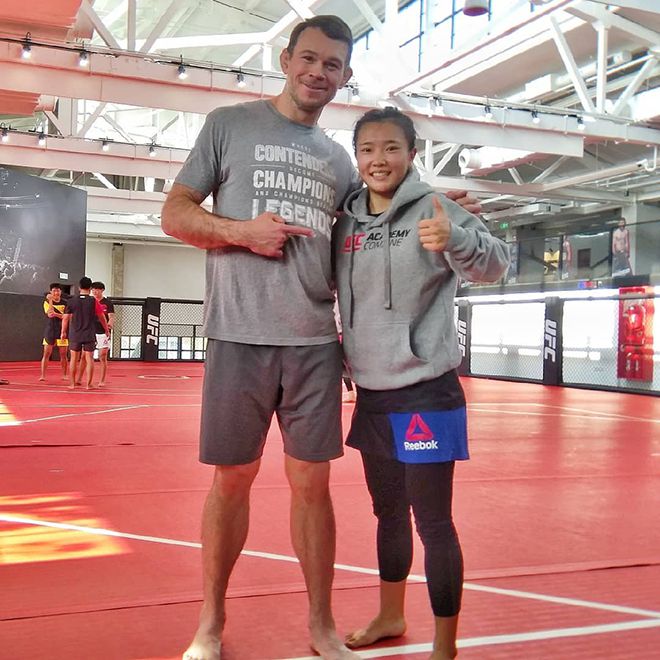 스밍(오른쪽)이 전 UFC 라이트헤비급 챔피언 포레스트 그리핀과 만나 기념 촬영을 하고 있다. 사진=퍼포먼스 인스티튜트 상하이 아카데미