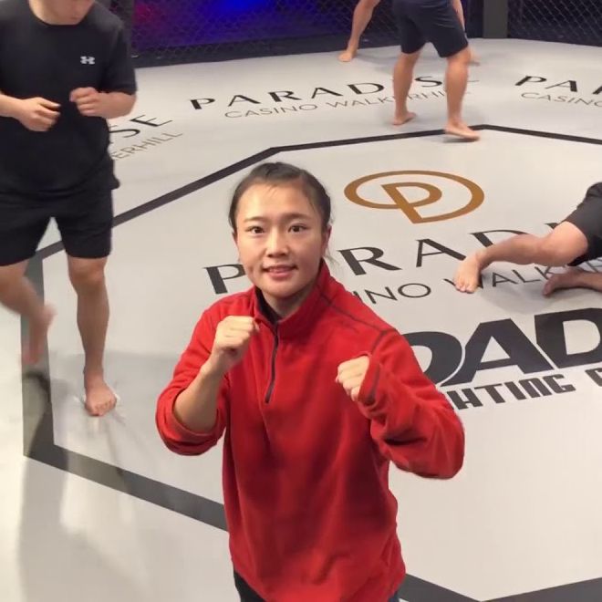 스밍이 2018년 8월 한국 종합격투기 데뷔전 당일 케이지를 체크하다 자신을 찍는 카메라를 보고 있다. 사진=로드FC 영상 화면