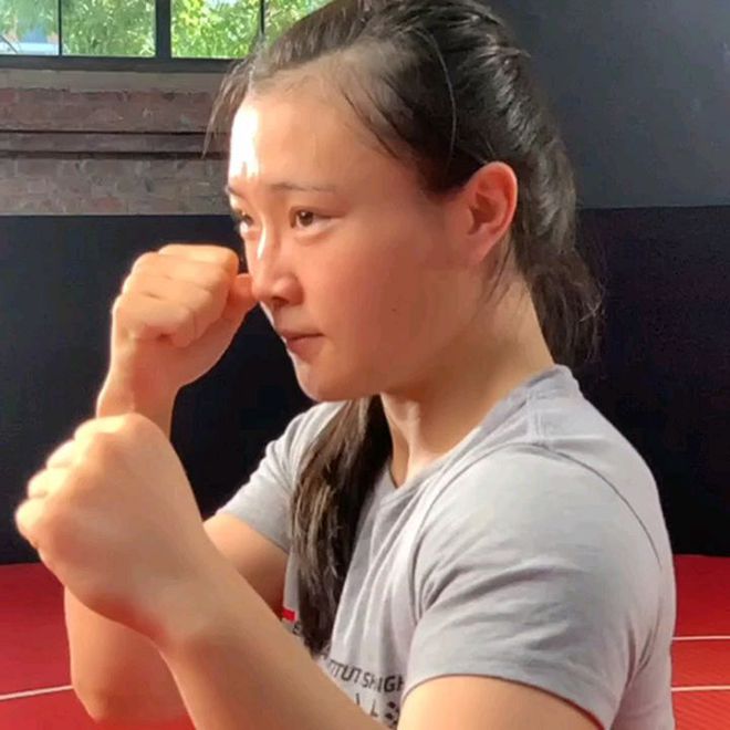 UFC는 2021년 8월 중국 중계권자를 통해 배포한 퍼포먼스 인스티튜트 상하이 제작 홈 트레이닝 비디오 모델로 내세우는 등 스밍의 상업적인 가치를 높이 평가하고 있다. 사진=‘미구’ 영상 화면