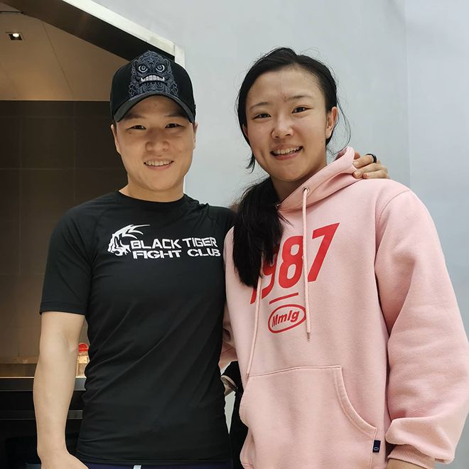 퍼포먼스 인스티튜트 상하이 합동 훈련 후 제5·8대 UFC 스트로급 챔피언 장웨이리(왼쪽), 스밍