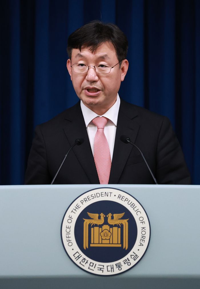 성태윤 대통령실 정책실장이 13일 서울 용산 대통령실 청사에서 일본 정부의 행정지도로 촉발된 ‘라인 사태’와 관련해 현안 브리핑을 하고 있다.[사진출처 = 연합뉴스]