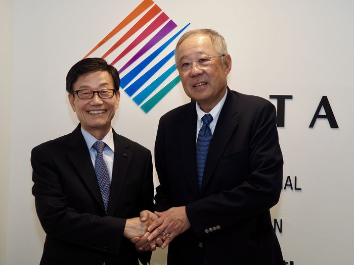 14일(현지시간) 미국 워싱턴DC 한국무역협회 사무실에서 손을 맞잡은 윤진식 한국무역협회장과 류진 한국경제인협회장<워싱턴 사진공동취재단>