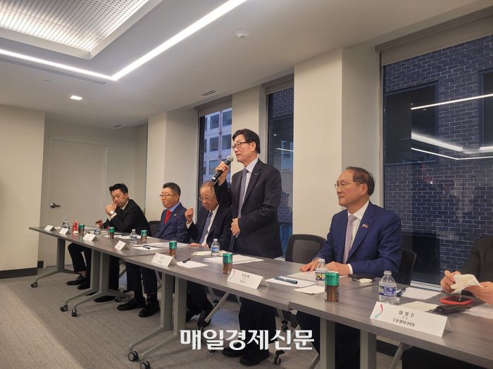 14일 미국 워싱턴DC에서 공동으로 특파원 간담회를 갖고 있는 윤진식 한국무역협회장(왼쪽 넷째)과 류진 한국경제인협회 회장(왼쪽 셋째)<워싱턴 강계만 특파원>