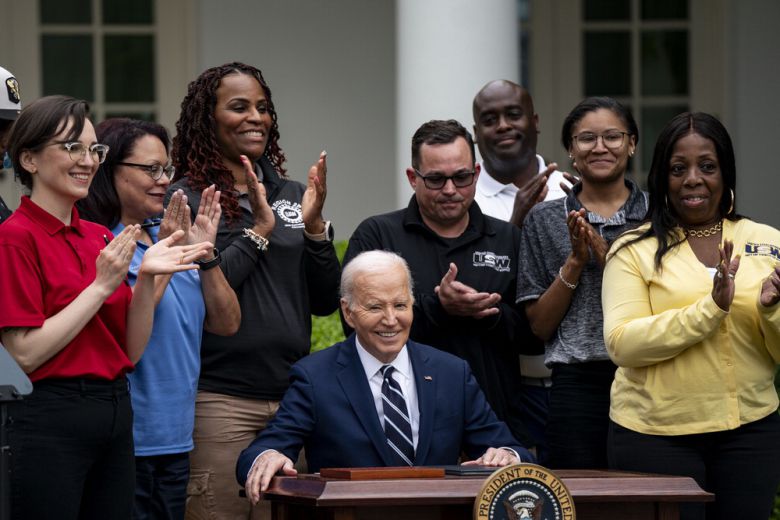 조 바이든 미국 대통령이 14일(현지시간) 백악관 로즈가든에서 노동조합 관계자들이 지켜보는 가운데 전기차 등 중국산 수입품에 관세를 부과하는 행정명령에 서명하고 있다. EPA연합뉴스