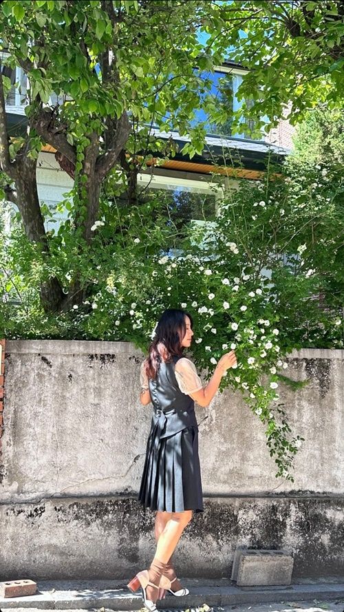 이효리의 패션은 세련되면서도 여성스러운 매력을 강조하고 있다.  사진=이효리 SNS