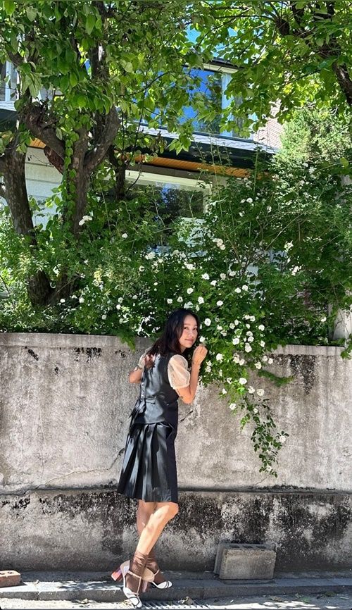 사진들은 짙은 녹색의 나뭇잎과 흰색 꽃이 만발한 나무 아래에서 이효리가 단정한 옷차림을 하고 있는 모습을 담고 있다. 사진=이효리 SNS