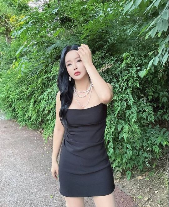 홍진영이 카메라를 향해 포즈를 취하고 있다.사진=홍진영 SNS