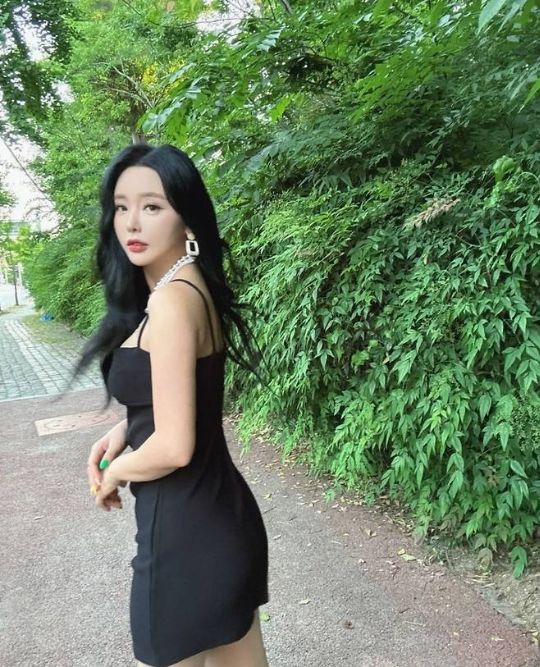 홍진영은 스퀘어 모양의 드롭 귀걸이와 레이어드 목걸이를 매치하여 우아하고 고급스러운 분위기를 더했다.사진=홍진영 SNS